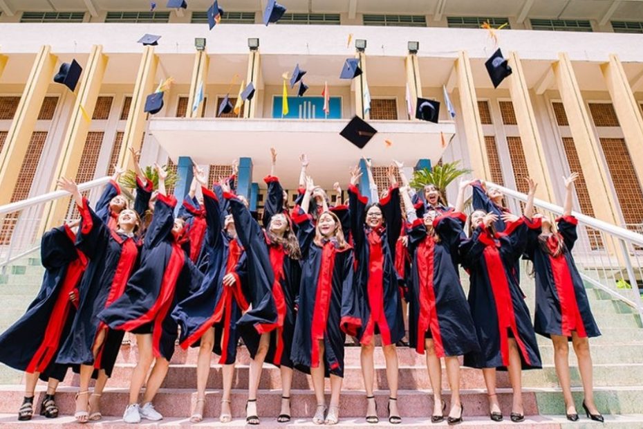 Cách Mặc Áo Cử Nhân Chuẩn Giúp Sinh Viên Tự Tin Ngày Lễ Tốt Nghiệp