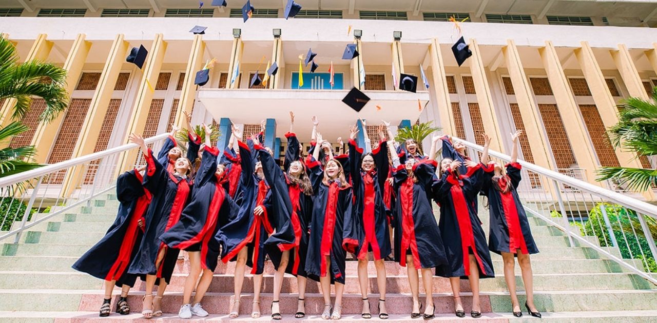 Cách Mặc Áo Cử Nhân Chuẩn Giúp Sinh Viên Tự Tin Ngày Lễ Tốt Nghiệp