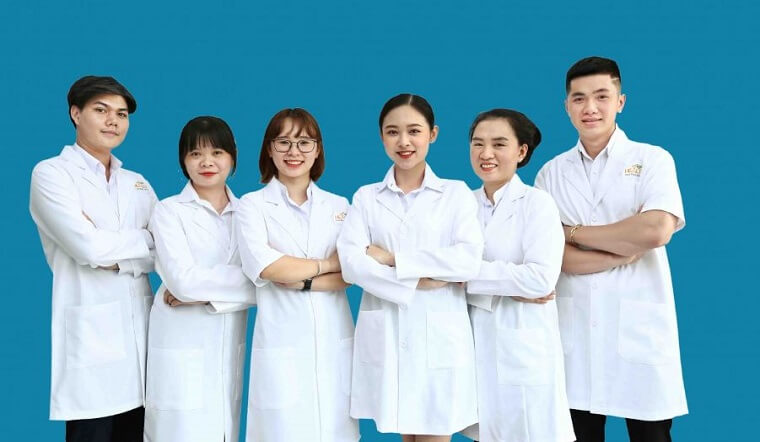Hướng Dẫn Cách Phối Đồ Với Áo Blouse Bác Sĩ Chuẩn Quy Định.