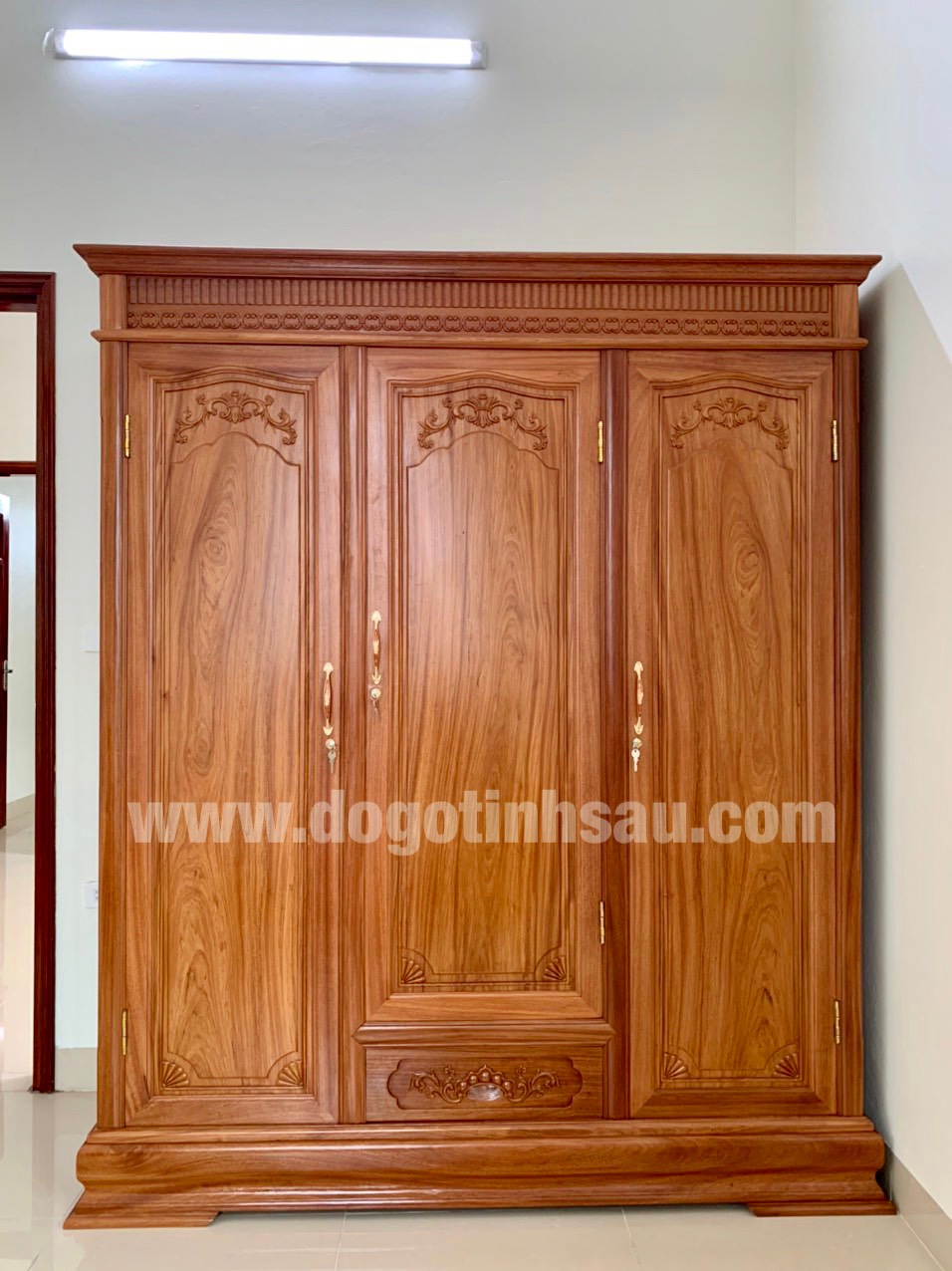 Tủ Áo 3 Buồng Gỗ Gỗ Đỏ (Dạ Trệt) - Đồ Gỗ Tình Sáu